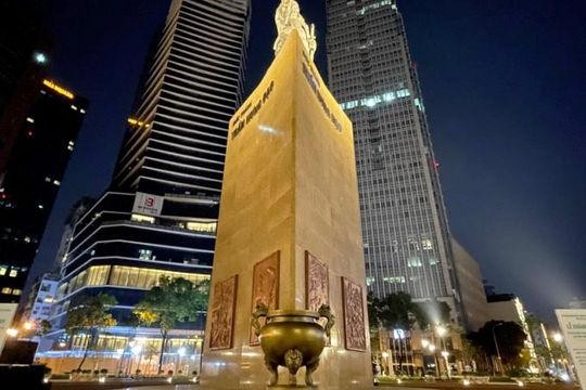 Tượng đài Trần Hưng Đạo sau khi được chỉnh trang và đặt lại lư hương Tượng đài Trần Hưng Đạo sau khi được chỉnh trang và đặt lại lư hương