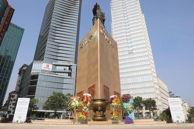 Tượng đài Trần Hưng Đạo sau khi được chỉnh trang và đặt lại lư hương (ngày) Tượng đài Trần Hưng Đạo sau khi được chỉnh trang và đặt lại lư hương (ngày)