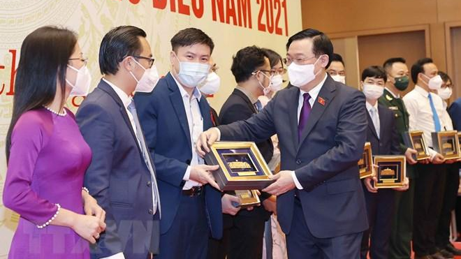 Chủ tịch Quốc hội Vương Đình Huệ trao tặng khen thưởng những Thầy thuốc trẻ tiêu biểu của năm 2021 Chủ tịch Quốc hội Vương Đình Huệ trao tặng khen thưởng những Thầy thuốc trẻ tiêu biểu của năm 2021