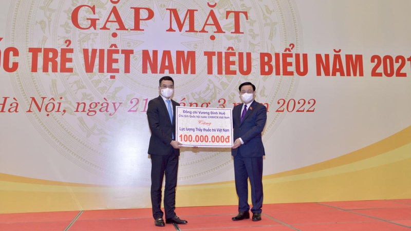 Chủ tịch Quốc hội Vương Đình Huệ trao tặng 100 triệu đồng cho Hội Chủ tịch Quốc hội Vương Đình Huệ trao tặng 100 triệu đồng cho Hội