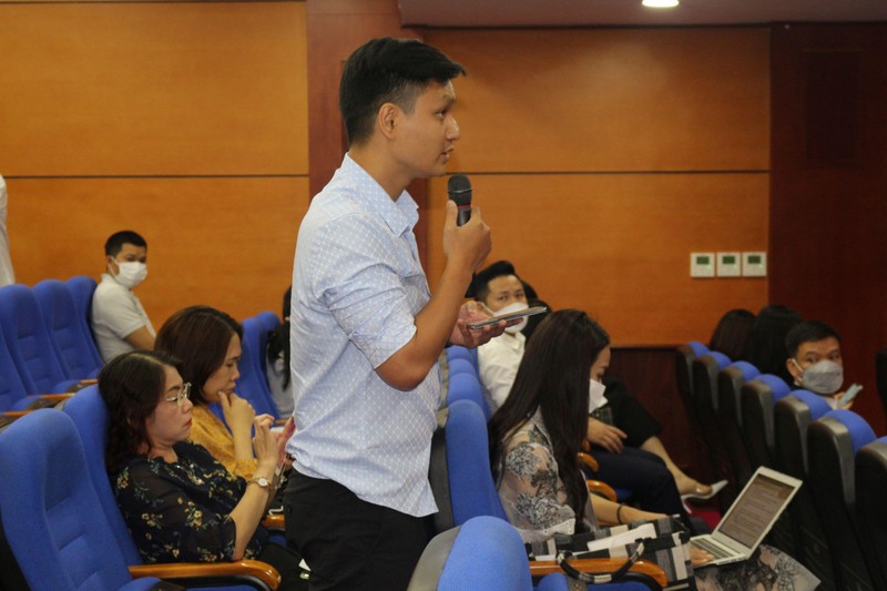 Các nhà báo đặt câu hỏi với Ban tổ chức