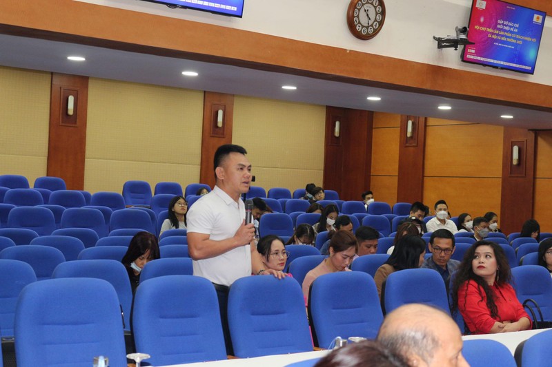 Các nhà báo đặt câu hỏi với Ban tổ chức