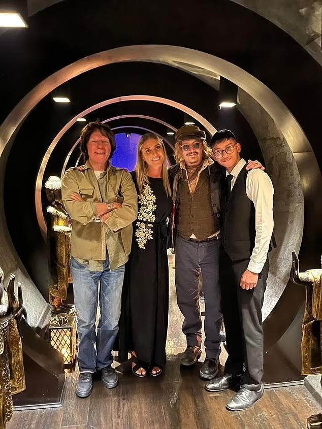 Johnny Depp và những người bạn tại tiệc mừng Johnny Depp và những người bạn tại tiệc mừng