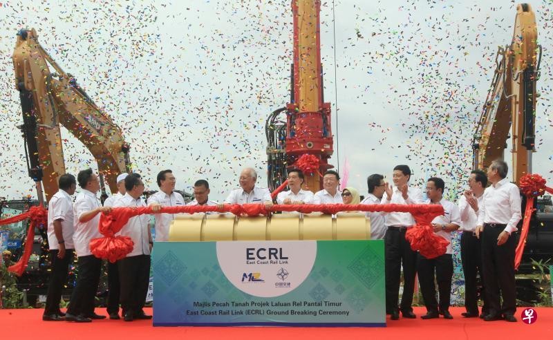 Ông Najib Razak và các quan chức hai nước tham dự lễ khởi công tuyến đường sắt ERCL Ông Najib Razak và các quan chức hai nước tham dự lễ khởi công tuyến đường sắt ERCL