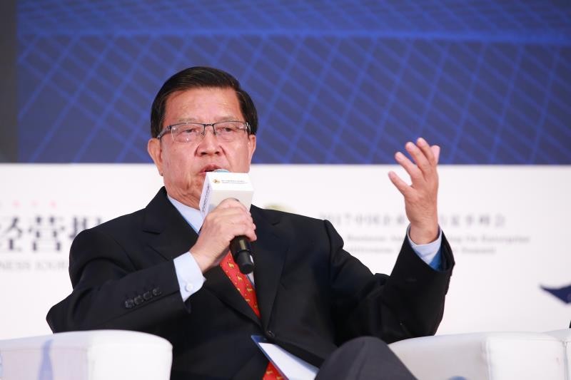 Cựu Bộ trưởng Ngoại thương Long Vĩnh Đồ cho rằng ông Hồ An Cương đã “dẫn dắt sai lầm tầng lớp ra quyết sách và xã hội Trung Quốc”.