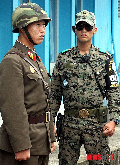 Lính Hàn Quốc và Triều Tiên tại khu phi quân sự Panmunjom Lính Hàn Quốc và Triều Tiên tại khu phi quân sự Panmunjom
