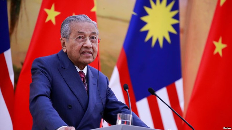 Ông Mahathir Mohamad phát biểu tại cuộc họp báo ở Bắc Kinh tuyên bố Malaysia hủy bỏ 2 dự án hợp tác với Trung Quốc thuộc kế hoạch “Vành đai, con đường” Ông Mahathir Mohamad phát biểu tại cuộc họp báo ở Bắc Kinh tuyên bố Malaysia hủy bỏ 2 dự án hợp tác với Trung Quốc thuộc kế hoạch “Vành đai, con đường”