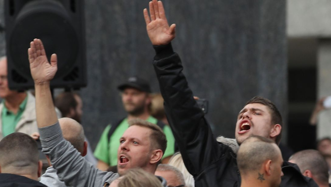 Các phần tử cực Hữu chào và hô khẩu hiệu thời Đức Quốc xã Các phần tử cực Hữu chào và hô khẩu hiệu thời Đức Quốc xã