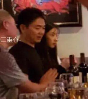 Hình ảnh Lưu Cường Đông và nạn nhân "Tiểu A" tại bàn tiệc Hình ảnh Lưu Cường Đông và nạn nhân "Tiểu A" tại bàn tiệc