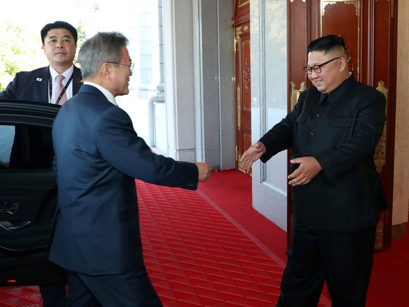 Nhà lãnh đạo Kim Jong Un đứng đợi đón Tổng thống Moon Jae In từ cổng tòa nhà, thân thiết bắt tay chào mừng ông đến nơi được coi là thâm nghiêm, bí ẩn nhất Triều Tiên Nhà lãnh đạo Kim Jong Un đứng đợi đón Tổng thống Moon Jae In từ cổng tòa nhà, thân thiết bắt tay chào mừng ông đến nơi được coi là thâm nghiêm, bí ẩn nhất Triều Tiên