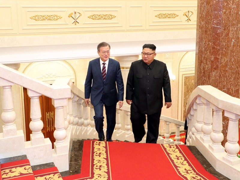 Trước khi hội đàm, ông Kim Jong Un dẫn khách lên đại sảnh của tòa nhà Trước khi hội đàm, ông Kim Jong Un dẫn khách lên đại sảnh của tòa nhà