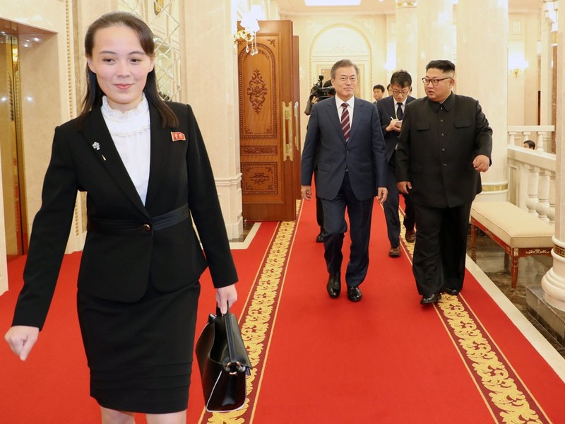 Bà Kim Yo Yung đi trước dẫn đường cho khách và anh trai Bà Kim Yo Yung đi trước dẫn đường cho khách và anh trai