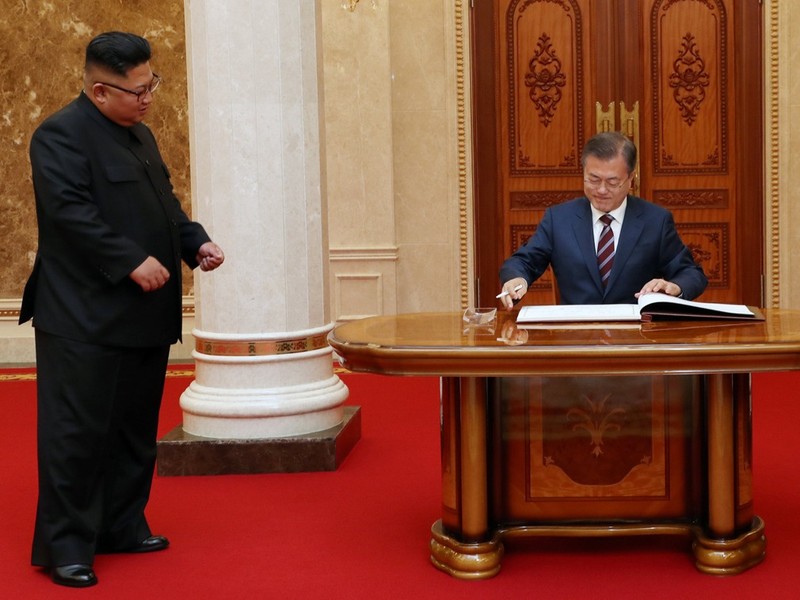 Tổng thống Moon Jae In ghi lưu niệm vào cuốn sổ của Trung ương Đảng Lao động Triều Tiên Tổng thống Moon Jae In ghi lưu niệm vào cuốn sổ của Trung ương Đảng Lao động Triều Tiên