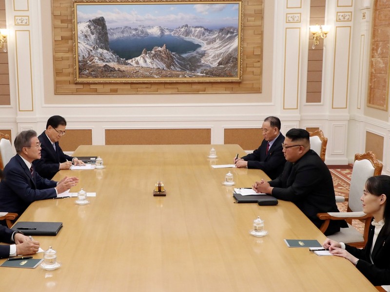 Cuộc hội đàm riêng giữa hai nhà lãnh đạo diễn ra tại phòng họp bên trong trụ sở Đảng Lao động Triều Tiên Cuộc hội đàm riêng giữa hai nhà lãnh đạo diễn ra tại phòng họp bên trong trụ sở Đảng Lao động Triều Tiên