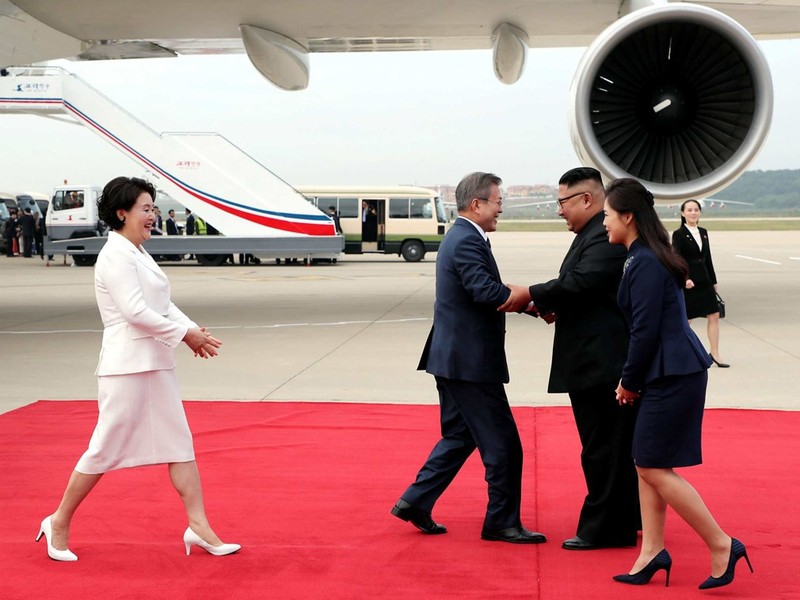 Tay bắt mặt mừng như người thân lâu ngày gặp lại Tay bắt mặt mừng như người thân lâu ngày gặp lại