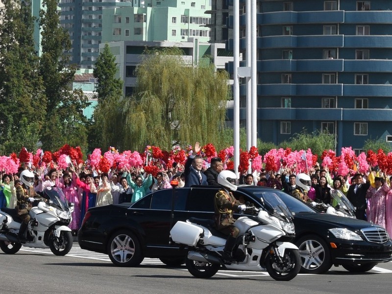 Hai nhà lãnh đạo đi chung xe mui trần suốt dọc đường từ sân bay về nhà khách Hai nhà lãnh đạo đi chung xe mui trần suốt dọc đường từ sân bay về nhà khách