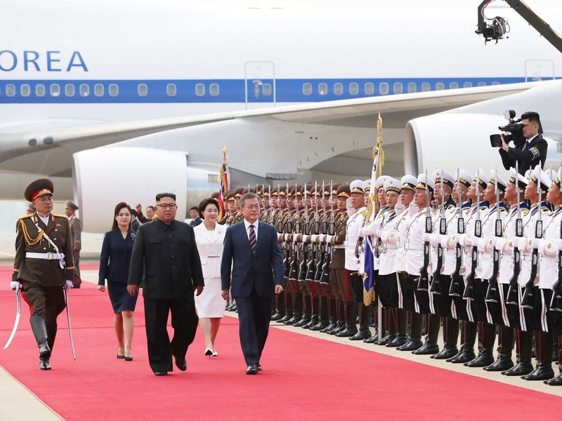 Hai nhà lãnh đạo và phu nhân cùng duyết đội danh dự Hai nhà lãnh đạo và phu nhân cùng duyết đội danh dự