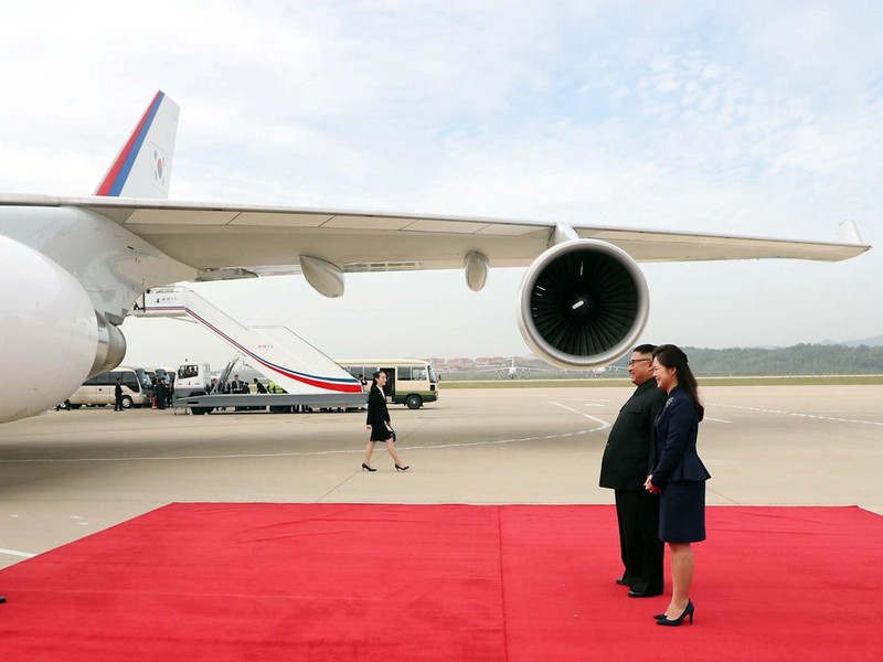 Không thông báo trước, vợ chồng nhà lãnh đạo Kim Jong Un bất ngờ ra sân bay đón vợ chồng Tổng thống Moon Jae In tận cầu thang máy bay Không thông báo trước, vợ chồng nhà lãnh đạo Kim Jong Un bất ngờ ra sân bay đón vợ chồng Tổng thống Moon Jae In tận cầu thang máy bay