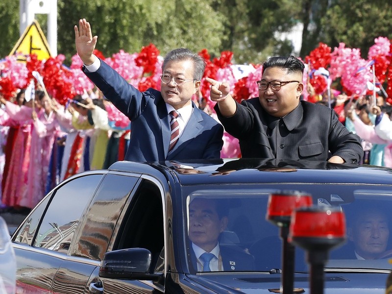 Hai nhà lãnh đạo đi chung xe mui trần đáp lại sự chào đón của dân chúng Bình Nhưỡng Hai nhà lãnh đạo đi chung xe mui trần đáp lại sự chào đón của dân chúng Bình Nhưỡng