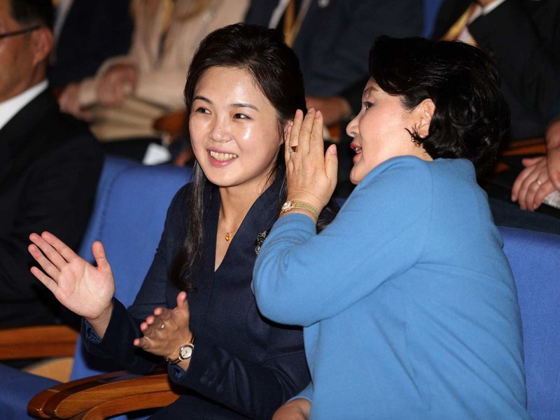 Cử chỉ thân mật của hai phu nhân khi xem biểu diễn văn nghệ Cử chỉ thân mật của hai phu nhân khi xem biểu diễn văn nghệ