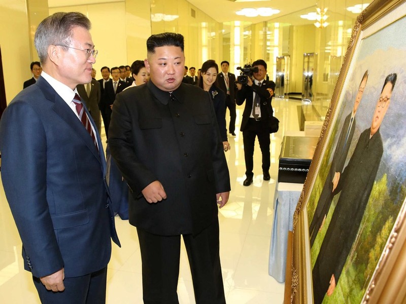 Hai nhà lãnh đạo thưởng lãm bức tranh chân dung họ do một họa sỹ Triều Tiên vẽ tặng Hai nhà lãnh đạo thưởng lãm bức tranh chân dung họ do một họa sỹ Triều Tiên vẽ tặng
