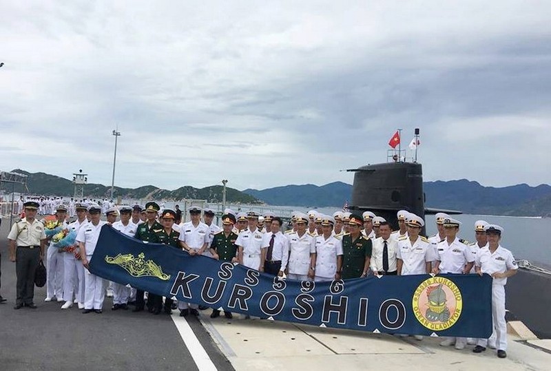 Tàu ngầm Kuroshio cập cảng Cam Ranh lthăm và giao lưu hữu nghị với Hải quân Việt Nam (Ảnh: Báo Thanh niên)
