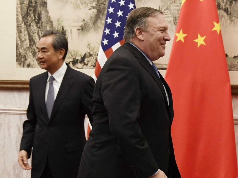 Dư luận cho rằng kiểu đối đầu gay gắt giữa hai ông không nên tồn tại trong lễ nghi ngoại giao. Dư luận cho rằng kiểu đối đầu gay gắt giữa hai ông không nên tồn tại trong lễ nghi ngoại giao.