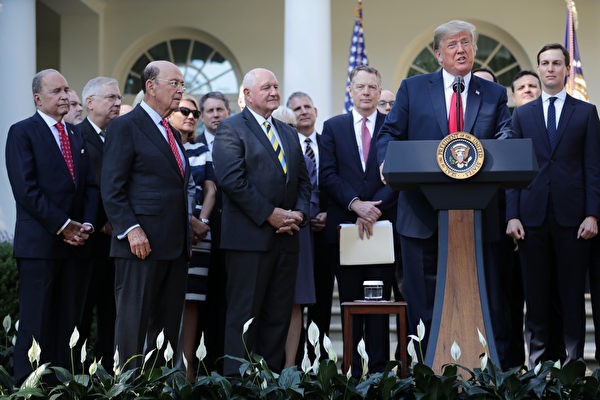 Ngày 1.10 vừa qua,ông Donald Trump tuyên bố đạt được Hiệp định mậu dịch tự do Mỹ - Mexico - Canada trong đó có điều khoản "thuốc độc" nhằm vào Trung Quốc Ngày 1.10 vừa qua,ông Donald Trump tuyên bố đạt được Hiệp định mậu dịch tự do Mỹ - Mexico - Canada trong đó có điều khoản "thuốc độc" nhằm vào Trung Quốc