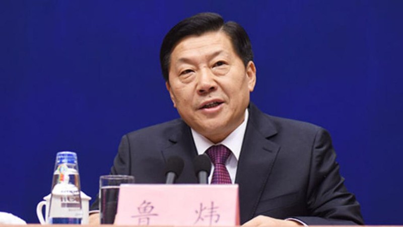 Lỗ Vĩ, Phó Ban Tuyên truyền trung ương, Chủ nhiệm Văn phòng quản lý mạng internet trung ương, Phó chủ nhiệm Văn phòng tin tức Quốc Vụ viện vừa bị ra tòa về tội nhận hối lộ. Lỗ Vĩ, Phó Ban Tuyên truyền trung ương, Chủ nhiệm Văn phòng quản lý mạng internet trung ương, Phó chủ nhiệm Văn phòng tin tức Quốc Vụ viện vừa bị ra tòa về tội nhận hối lộ.