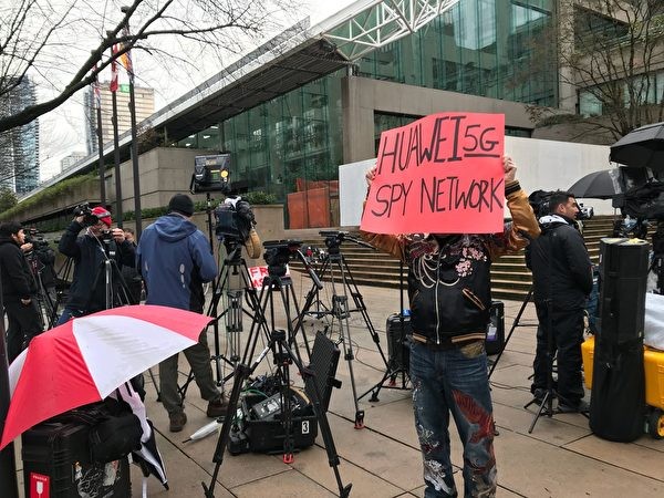 Một người biểu tình giương biểu ngữ chống Huawei tại khu vực các phóng viên chầu chực bên ngoài tòa án. Một người biểu tình giương biểu ngữ chống Huawei tại khu vực các phóng viên chầu chực bên ngoài tòa án.