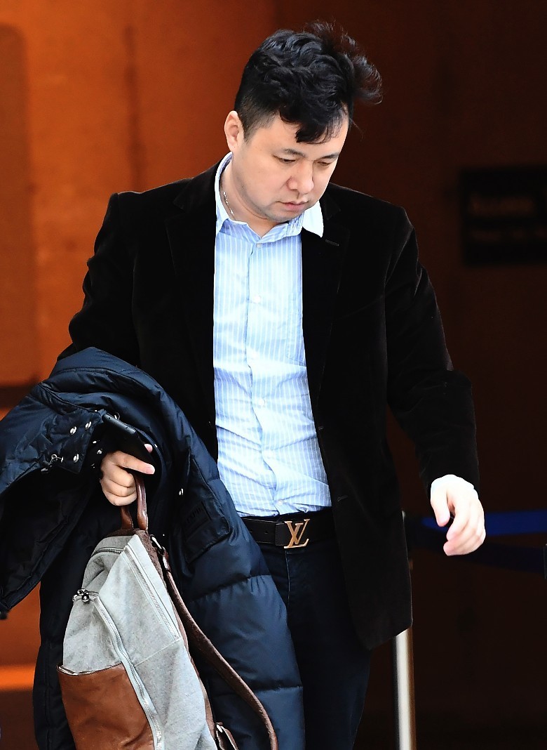 Ông Lưu Hiểu Tông, chồng bà Mạnh Vãn Chu không đủ tư cách bảo lãnh cho vợ tại ngoại. Ông Lưu Hiểu Tông, chồng bà Mạnh Vãn Chu không đủ tư cách bảo lãnh cho vợ tại ngoại.