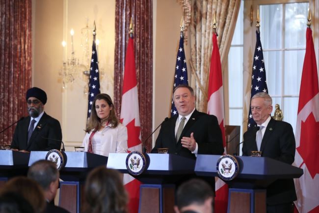 Ngoại trưởng Mỹ Mike Pompeo và Ngoại trưởng Canada Chrystia Freeland nói rằng: Trung Quốc bắt giữ trái phép 2 công dân Canada là hành vi không thể chấp nhận.