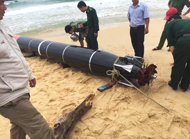 Quả Ngư lôi Trung Quốc được ngư dân Phú Yên kéo lên bãi biển và báo cáo cơ quan chức năng địa phương. Quả Ngư lôi Trung Quốc được ngư dân Phú Yên kéo lên bãi biển và báo cáo cơ quan chức năng địa phương.