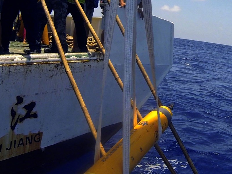 Tàu Haiyan-X đang được thả xuống biển. Tàu Haiyan-X đang được thả xuống biển.
