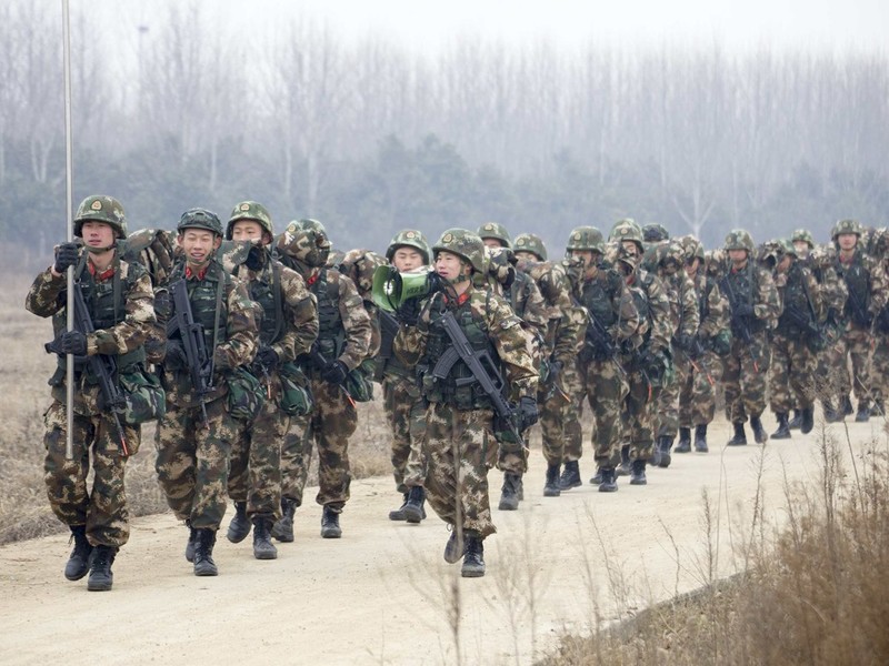 Quân đội Trung Quốc huấn luyện hành quân bộ đường dài.