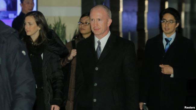 Ông Jeffery Gerrish (giữa) và các thành viên đoàn đàm phán Mỹ tới Bắc Kinh.