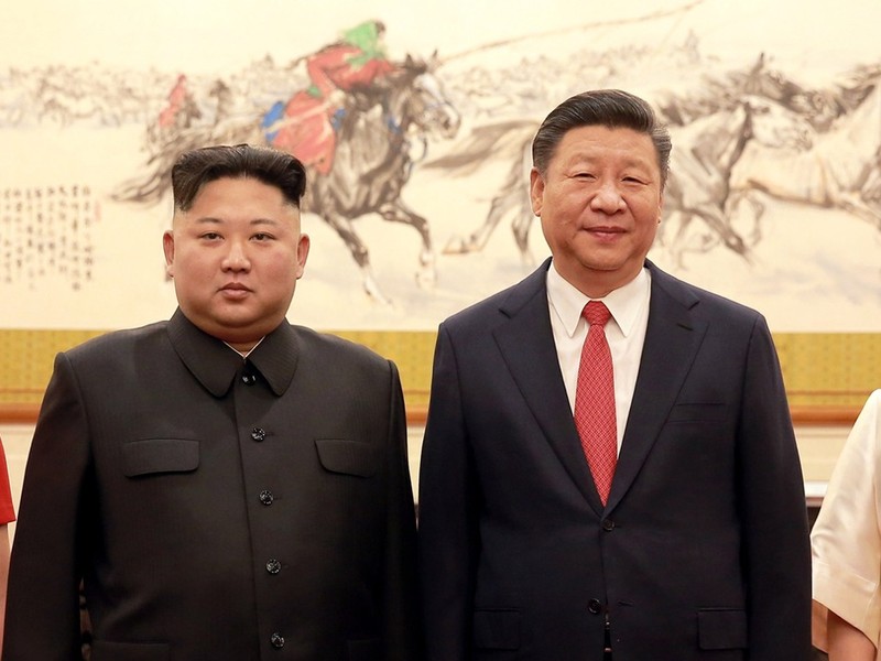 Ông Kim Jong Un tuyên bố “tiếp tục tiến lên theo con đường Chủ nghĩa xã hội kiểu Triều Tiên”, có vẻ giống với “Chủ nghĩa xã hội mang màu sắc Trung Quốc” Ông Kim Jong Un tuyên bố “tiếp tục tiến lên theo con đường Chủ nghĩa xã hội kiểu Triều Tiên”, có vẻ giống với “Chủ nghĩa xã hội mang màu sắc Trung Quốc”