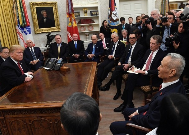 Tổng thống Donald Trump tiếp ông Lưu Hạc và đoàn đàm phán Trung Quốc tại Nhà Trắng Tổng thống Donald Trump tiếp ông Lưu Hạc và đoàn đàm phán Trung Quốc tại Nhà Trắng