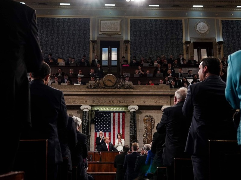 Ông Trump phát biểu trước các nghị sỹ quốc hội và 13 khách mời với Phó Tổng thống Mike Pence và Chủ tịch quốc hội Nancy Pelosi đứng phía sau.