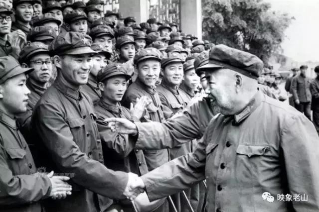 Hứa Thế Hữu, Tổng chỉ huy cánh quân phía Đông đến gặp động viên trước khi xua quân xâm lược Việt Nam. Ảnh: Tư liệu Trung Quốc. Hứa Thế Hữu, Tổng chỉ huy cánh quân phía Đông đến gặp động viên trước khi xua quân xâm lược Việt Nam. Ảnh: Tư liệu Trung Quốc.