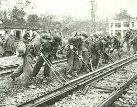 Lính Trung Quốc tháo dỡ đường ray xe lửa để mang về Trung Quốc khi rút quân. Ảnh: Tư liệu Trung Quốc. Lính Trung Quốc tháo dỡ đường ray xe lửa để mang về Trung Quốc khi rút quân. Ảnh: Tư liệu Trung Quốc.