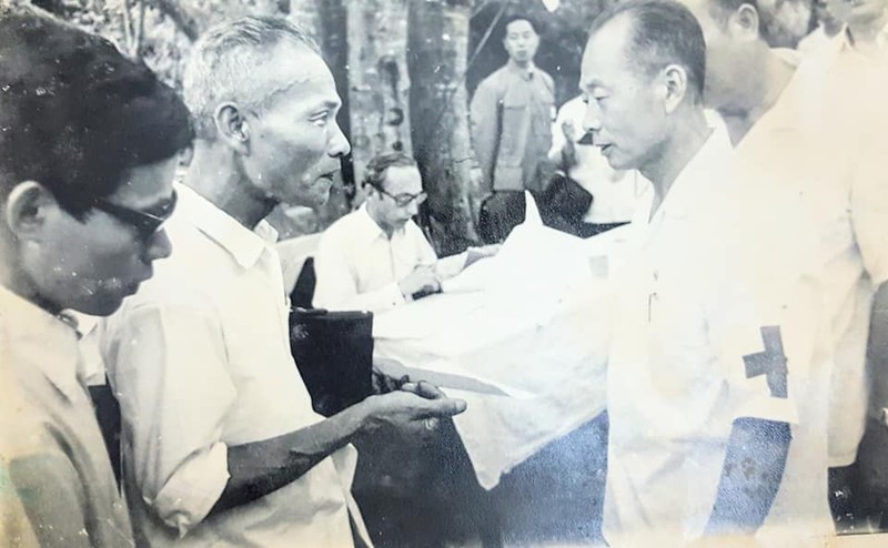 Đại diện Hội chữ thập đỏ hai bên trao đổi trước khi bàn giao người bị bắt. Ảnh tư liệu