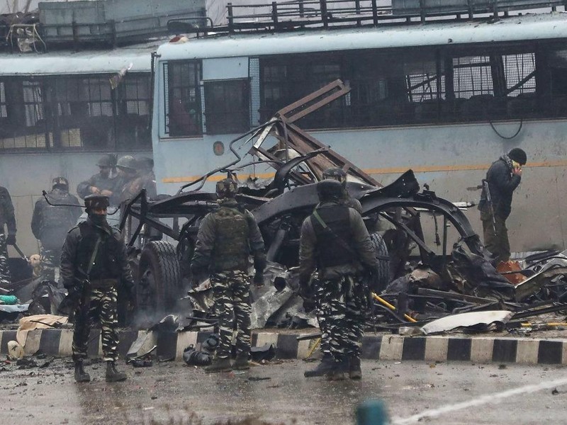 Hiện trường vụ đánh bom liều chết do lực lượng khủng bố JeM tiến hành khiến 45 binh sĩ Ấn Độ thiệt mạng