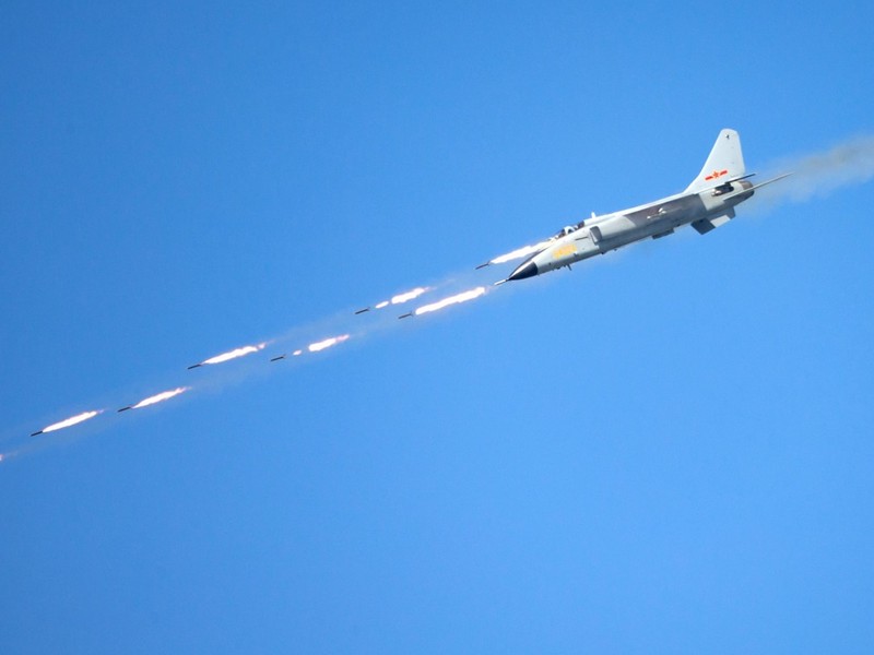 Một chiếc JH-7A đang tấn công mục tiêu dưới đất