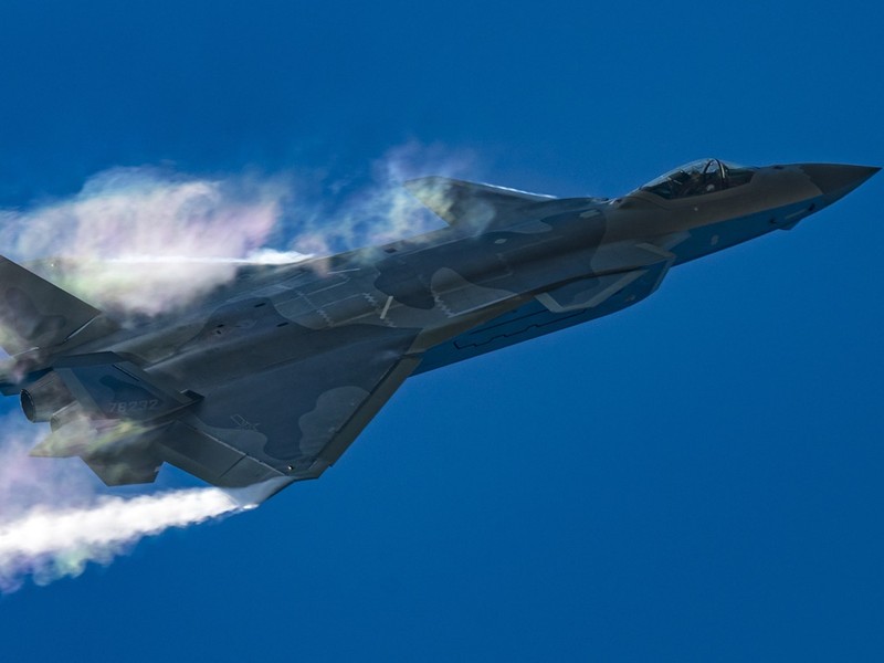 Máy bay tàng hình J-20 do Trung Quốc tự sản xuất được họ cho là sánh ngang các máy bay cùng loại của Mỹ, Nga. Máy bay tàng hình J-20 do Trung Quốc tự sản xuất được họ cho là sánh ngang các máy bay cùng loại của Mỹ, Nga.