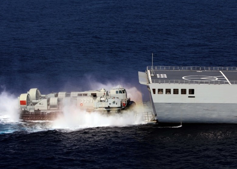 Tàu đệm khí xuống biển Tàu đệm khí xuống biển