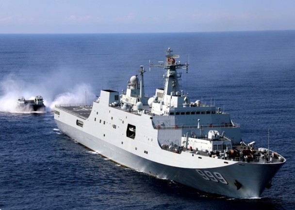 Chiếc 999 Tỉnh Cương Sơn thả tàu đệm khí cao tốc Type 726 xuống biển. Chiếc 999 Tỉnh Cương Sơn thả tàu đệm khí cao tốc Type 726 xuống biển.