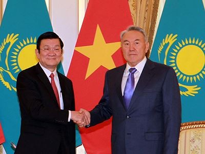 Dưới sự lãnh đạo của Tổng thống Nazarbayev, Kazakhstan có quan hệ hữu nghị hợp tác tốt đẹp với Việt Nam. Ảnh: Ông Nazarbayev thăm hữu nghị Việt Nam theo lời mời của Chủ tịch Trương Tấn Sang tháng 11.2011 Dưới sự lãnh đạo của Tổng thống Nazarbayev, Kazakhstan có quan hệ hữu nghị hợp tác tốt đẹp với Việt Nam. Ảnh: Ông Nazarbayev thăm hữu nghị Việt Nam theo lời mời của Chủ tịch Trương Tấn Sang tháng 11.2011