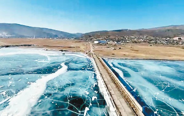 Một nhà máy của Công ty AquaSib đang được xây dựng ven hồ Baikal. Một nhà máy của Công ty AquaSib đang được xây dựng ven hồ Baikal.