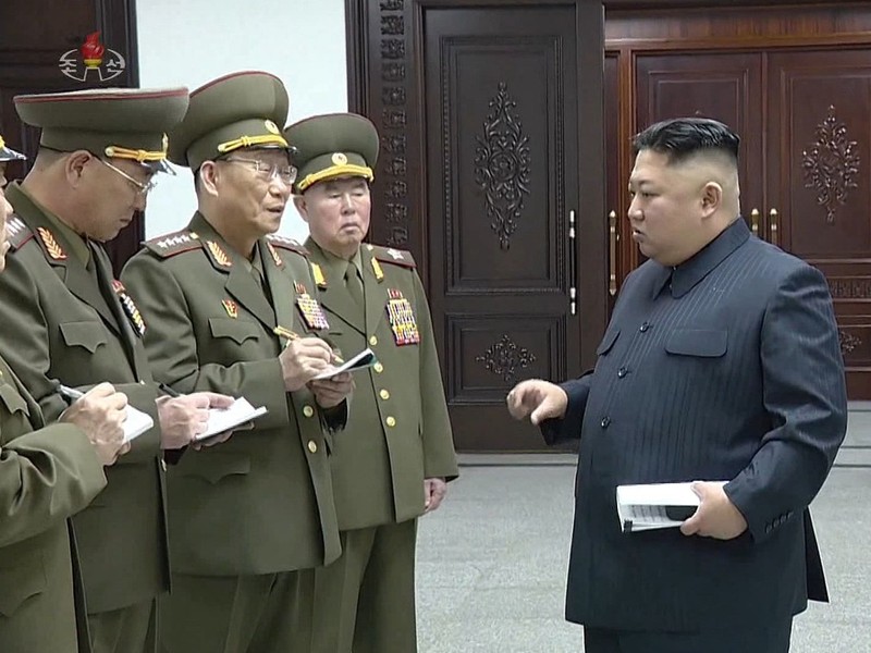 Ông Kim Jong Un trò chuyện với các tướng lĩnh bên lề hội nghị Ông Kim Jong Un trò chuyện với các tướng lĩnh bên lề hội nghị